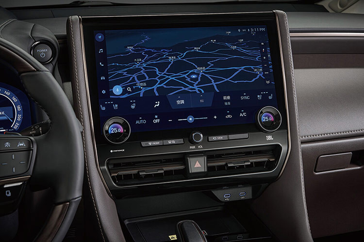 Phiên bản máy xăng và hybrid cũng nhận được nhiều nâng cấp như gương chiếu hậu kỹ thuật số hiển thị hình ảnh camera trước và sau. Hệ thống âm thanh JBL 15 loa và màn hình 14 inch cho hành khách phía sau là trang bị tiêu chuẩn trên một số biến thể.