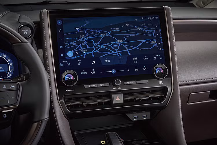 Phiên bản máy xăng và hybrid cũng nhận được nhiều nâng cấp như gương chiếu hậu kỹ thuật số hiển thị hình ảnh camera trước và sau. Hệ thống âm thanh JBL 15 loa và màn hình 14 inch cho hành khách phía sau là trang bị tiêu chuẩn trên một số biến thể.