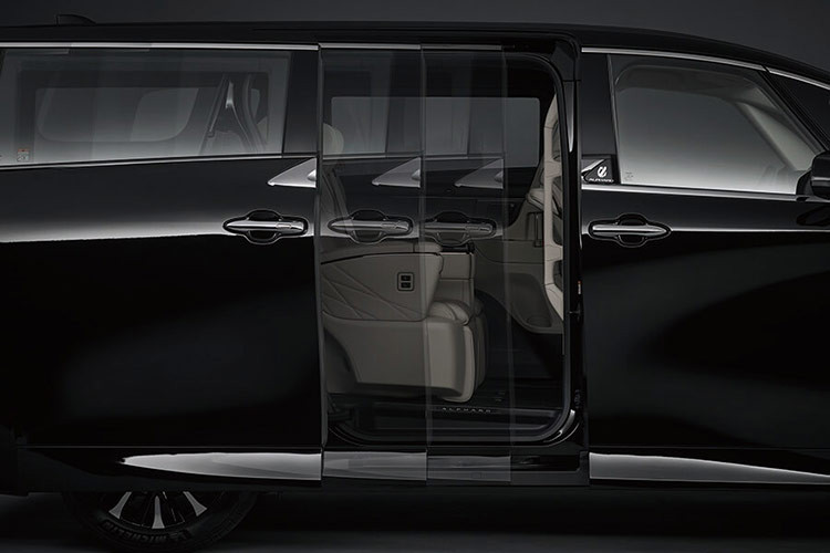 Xe tiêu thụ nhiên liệu trên đường hỗn hợp được đánh giá ấn tượng, chỉ 5,98 lít/100 km. Ngoài ra, xe được trang bị pin lithium-ion 51 Ah đặt bên dưới sàn xe giúp giảm trọng tâm 35 mm, cải thiện độ ổn định khi vận hành.