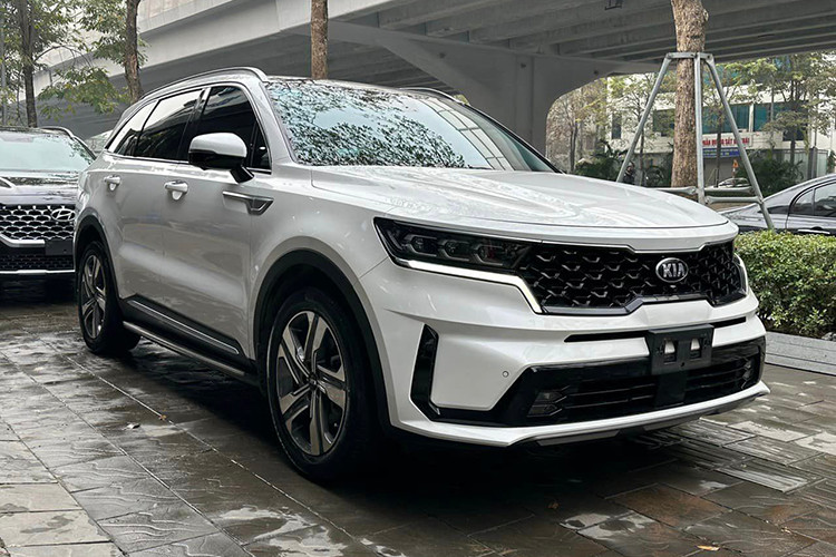  KIA Sorento tại Việt Nam là dòng SUV cỡ trung đã có bước nhảy vọt ngoạn mục về thiết kế ở thế hệ thứ 4 ra mắt năm 2020. Mẫu xe SUV thương hiệu xứ kim chi thu hút người dùng nhờ ngoại hình hiện đại, thể thao và đầy nam tính. Sau 4 năm sử dụng, KIA Sorento 2020 hiện đã được người dùng liên tục rao bán với mức giá khá hợp lý trên sàn xe cũ. 