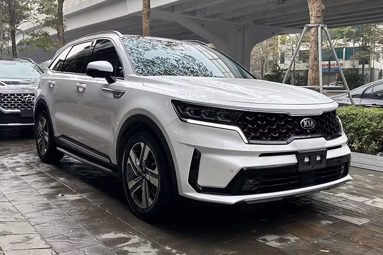  KIA Sorento tại Việt Nam là dòng SUV cỡ trung đã có bước nhảy vọt ngoạn mục về thiết kế ở thế hệ thứ 4 ra mắt năm 2020. Mẫu xe SUV thương hiệu xứ kim chi thu hút người dùng nhờ ngoại hình hiện đại, thể thao và đầy nam tính. Sau 4 năm sử dụng, KIA Sorento 2020 hiện đã được người dùng liên tục rao bán với mức giá khá hợp lý trên sàn xe cũ. 