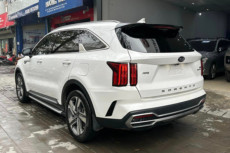 Sau 4 năm lăn bánh, KIA Sorento 2020 bản cao cấp nhất máy dầu 7 chỗ hiện đang được rao bán với giá chỉ khoảng 850 đồng. So với giá lăn bánh thời điểm năm 2020, KIA Sorento đang rẻ hơn đến 680 triệu đồng, là lựa chọn hấp dẫn dành cho người dùng. Với mức giá bán lại 850 triệu đồng, KIA Sorento hiện chỉ ngang với phiên bản máy xăng của chiếc Toyota Corolla Cross. 