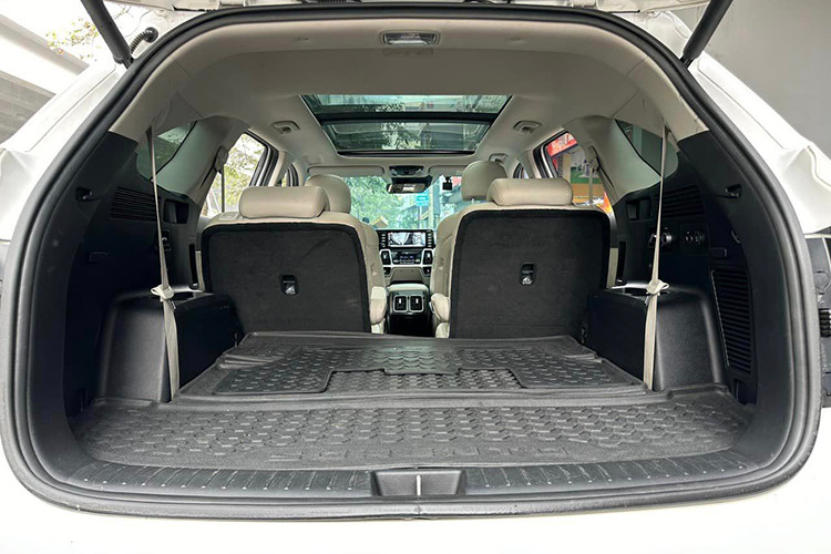 Với bản cao cấp nhất, KIA Sorento sử dụng động cơ Diesel loại Smartstream D2.2 cho công suất 198 mã lực và mô-men xoắn 440 Nm. Truyền sức mạnh đến bánh xe là hộp số ly hợp kép 8 cấp và hệ dẫn động 4 bánh toàn thời gian (AWD).