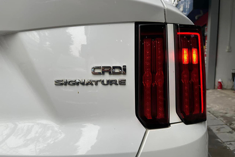 Về ngoại hình, KIA Sorento 2020 được đánh giá cao khi sở hữu ngoại hình vuông vức, nam tính và đầy hiện đại. Đồng thời, thiết kế của xe cũng mang đậm tính tương lai với những trang bị hiện đại như hệ thống đèn LED toàn phần có khả năng thích ứng, lưới tản nhiệt hình mũi hổ quen thuộc. Hơn nữa, cụm đèn hậu LED đặt dọc bắt mắt. 