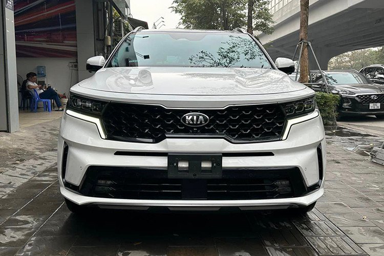 Dù đã lăn bánh được 4 năm, nhưng KIA Sorento vẫn là chiếc xe đáng chọn nhất phân khúc SUV cỡ trung thời điểm hiện tại. Đặc biệt, trong tầm giá hơn 1,2 tỷ đồng, người dùng khó có thể tìm ra một cái tên nào chất lượng hơn KIA Sorento. 