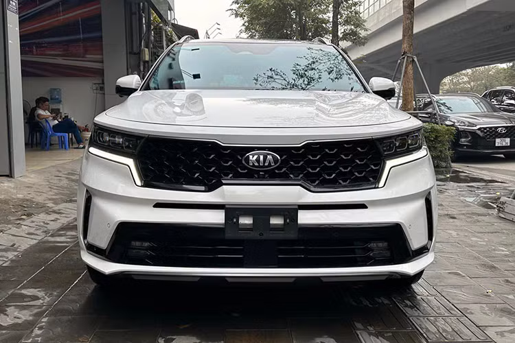 Dù đã lăn bánh được 4 năm, nhưng KIA Sorento vẫn là chiếc xe đáng chọn nhất phân khúc SUV cỡ trung thời điểm hiện tại. Đặc biệt, trong tầm giá hơn 1,2 tỷ đồng, người dùng khó có thể tìm ra một cái tên nào chất lượng hơn KIA Sorento. 