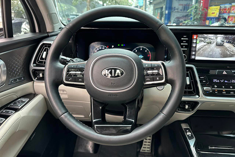 Ở bên trong khoang nội thất, KIA Sorento gây ấn tượng với người dùng khi sở hữu hệ thống màn hình đôi nổi trên táp-lô với kích thước 12,3 inch. Những tiện nghi khác của KIA Sorento thế hệ thứ 4 cũng ngập tràn như: Sạc điện thoại không dây, cửa sổ trời toàn cảnh, điều hòa tự động, đèn viền nội thất, ghế chỉnh điện, phanh tay điện tử, đề nổ từ xa, nhớ ghế...