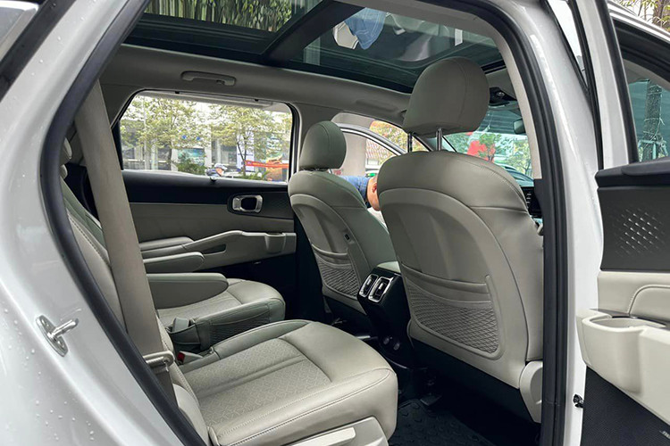 Về an toàn, KIA Sorento được trang bị những công nghệ cao cấp như camera 360 độ, cảnh báo va chạm trước, kiểm soát hành trình thích ứng, cảnh báo điểm mù, hỗ trợ giữ làn.