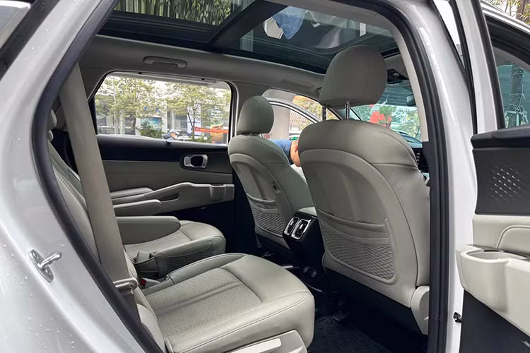 Về an toàn, KIA Sorento được trang bị những công nghệ cao cấp như camera 360 độ, cảnh báo va chạm trước, kiểm soát hành trình thích ứng, cảnh báo điểm mù, hỗ trợ giữ làn.