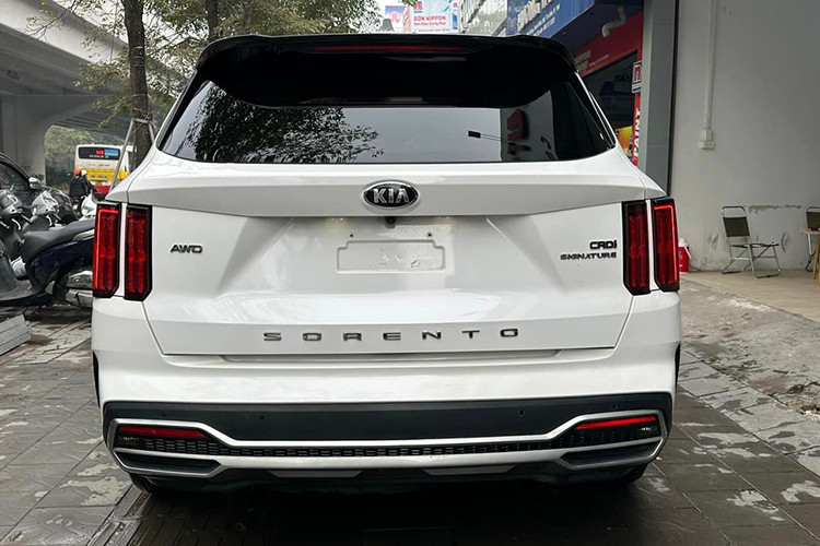 Vào thời điểm mới ra mắt, giá xe KIA Sorento 2020 bản cao cấp nhất có mức niêm yết khi ra mắt là 1,349 tỷ đồng. Để lăn bánh mẫu xe này, người dùng cần bỏ ra cao nhất là 1,533 tỷ đồng ở Hà Nội và 1,506 tỷ đồng với khách hàng mua KIA Sorento 2020 ở Tp. HCM.