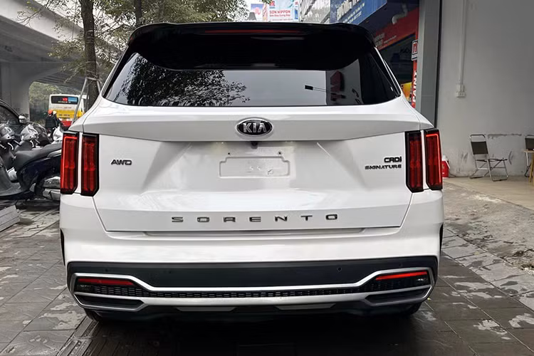 Vào thời điểm mới ra mắt, giá xe KIA Sorento 2020 bản cao cấp nhất có mức niêm yết khi ra mắt là 1,349 tỷ đồng. Để lăn bánh mẫu xe này, người dùng cần bỏ ra cao nhất là 1,533 tỷ đồng ở Hà Nội và 1,506 tỷ đồng với khách hàng mua KIA Sorento 2020 ở Tp. HCM.