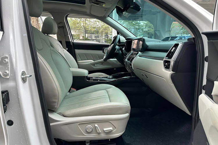 Xe có thiết kế màn hình giải trí đặt nổi liền mạch với cụm đồng hồ trung tâm. Bên dưới là cụm điều hòa nằm gọn gàng ở vị trí trung tâm và bệ điều khiển đã không còn cần số mà thay vào đó là núm xoay chuyển số giống những chiếc SUV cỡ lớn.