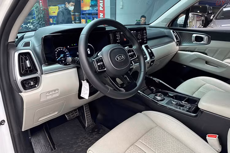 Về kích thước tổng thể, KIA Sorento đời 2020 có thông số chiều Dài x Rộng x Cao lần lượt là 4.810 x 1.900 x 1.700 (mm), chiều dài cơ sở đạt 2.815 mm và khoảng sáng gầm là 185 mm. So với đời cũ, chiều dài xe tăng 125 mm, rộng thêm 15 mm, cao hơn 55 mm và trục cơ sở tăng 115 mm. 