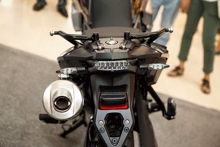 F700 GS mới sở hữu chiều cao yên 820mm, chiều dài cơ sở 1577mm. Kích thước dài 2880 x rộng 880 x cao 1215. Khá phù hợp với vóc dáng và thể hình của người Châu Á trong nhiều điều kiện di chuyển khác nhau.