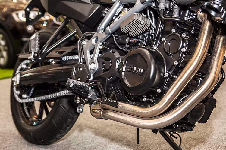 So với người tiền nhiệm F 650 GS, F 700 GS được tăng thêm công xuất cực đại và mô-men xoắn. Với 55 kW (75 mã lực) ở 7.300 rpm (F 650 GS: 52 kW [71 mã lực] tại 7000 rpm), động cơ của xe giờ đây tăng thêm 4 mã lực và mạnh mẽ hơn với 77 Nm/ 5.300rpm (F 650 GS: 75 Nm/4.500 rpm), tạo ra gia tăng cho mô-men xoắn tối đa.