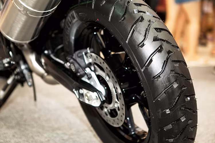 Cùng với đó là tay đòn bằng nhôm và phanh đĩa đôi trước, đơn dau có đường kính 300 mm. Hệ thống giảm xóc điều khiển điện tử (tuỳ chọn thêm) cho phép xe hoạt động êm ái với 3 chế độ lái bao gồm; Comfort, Normal và Sport.