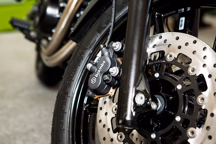 Hãng xe môtô BMW đã trang bị an toàn khá đầy đủ cho F700 GS mới với phanh chống bó cứng ABS trước, sau thế hệ mới cùng các tùy chọn lắp thêm như tuỳ chọn như hệ thống tự động ổn định cân bằng ASC, giảm xóc điện tử ESA.