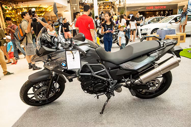 GS F 700 chính hãng tại thị trường Việt Nam sẽ được BMW phân phối với 3 màu bao gồm; Táo đỏ ánh kim, xám Ostra ánh kim, bạc Glacier ánh kim. Giá bán của xe được niếm yết 499 triệu đồng (đã bao gồm VAT). Khách hàng có thể đặt thêm tuỳ chọn.