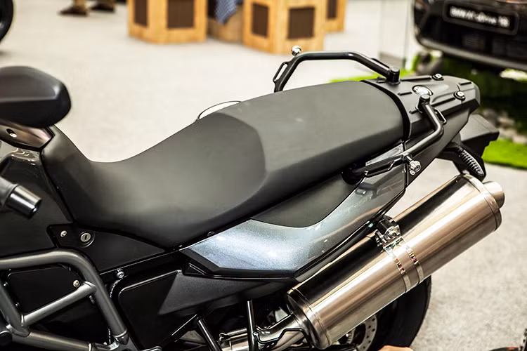 Xe được thiết kế yên rộng, trọng tâm thấp vè phái người lái với chiều cao vừa phải. Ống xả của xe dạng hợp kim được thiết kế vểnh sang phía bên trái, tuy nhiên nó không hề ảnh hưởng đến người ngồi sau.