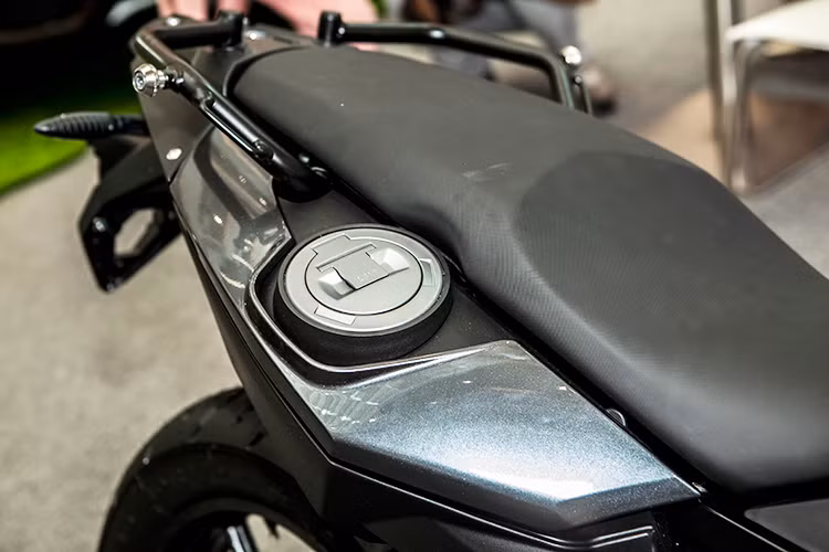 Tay xách phái sau của xe được sơn đen, đi kèm các chấu để bắt thêm phụ kiện theo xe như thùng hai bên và chính giữa dành cho những chuyến đia dài. Bình xăng của xe được thiết kế phía sau với nắp được đặt bên phải.