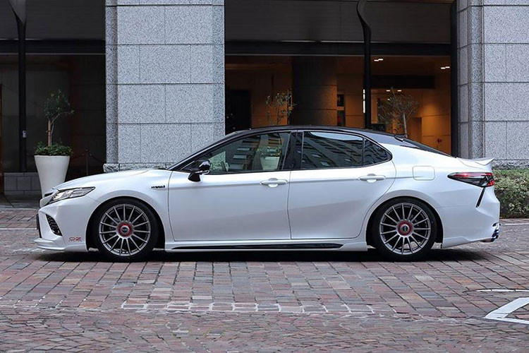 Mong muốn chứng tỏ rằng mình vẫn có thể chế tạo nên những phương tiện hấp dẫn và kích thích, Toyota đã quay trở lại bàn vẽ đối với mẫu Camry mới và cho ra đời một chiếc sedan có dáng vẻ ấn tượng hơn hẳn xưa kia. Trên thực tế, nó trông táo bạo đến mức có thể khiến ai đó liên tưởng đến một chiếc Lexus hiệu suất cao.