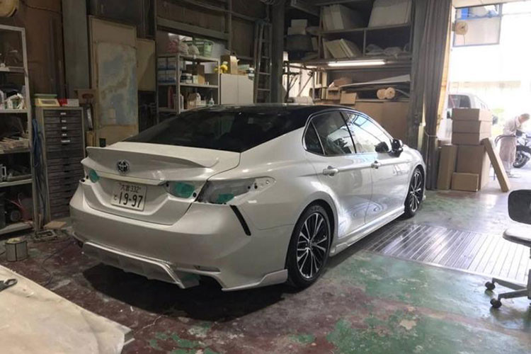 Điều khiến chiếc xe Toyota Camry 2019 độ trở nên nổi bật hơn nữa là một cánh gió nhỏ trên cốp, một cánh gió bằng sợi carbon trên mái, và một bộ la-zăng OZ Racing. Thậm chí, chiếc xe còn có bộ 4 đầu ống xả đặt vị trí giống hệt như ở Lexus IS F và Ferrari California.