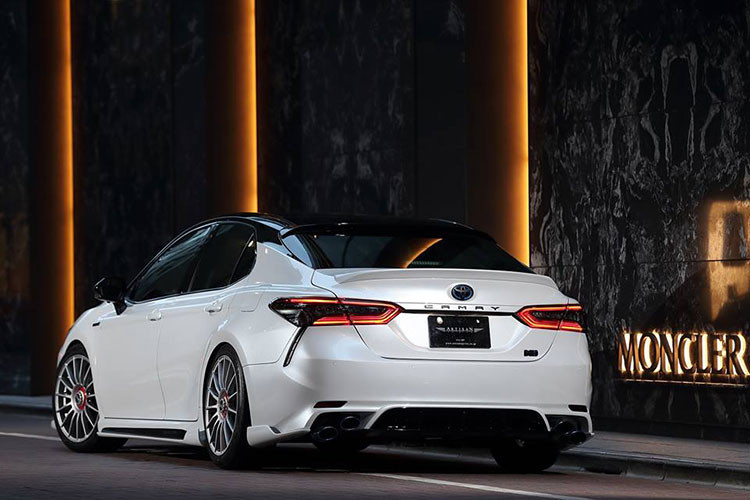 Dù mẫu xe sedan Toyota Camry mới đẹp đẽ là thế, công ty chuyên độ xe Nhật Bản mang tên Artisan Spirits nghĩ rằng họ có thể khiến chiếc xe trở nên ngầu hơn và chất hơn thông qua kỹ thuật độ của mình. Và họ đã làm đúng điều đó với một loạt điều chỉnh bắt mắt như trong bài viết này.