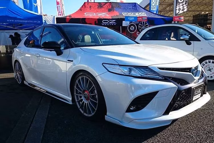 Do làm từ composite sợi thủy tinh nên nó cũng có giá khá rẻ, giá gói độ Toyota Camry 2019 chỉ từ 283.000 Yen (tương đương 59,3 triệu đồng).