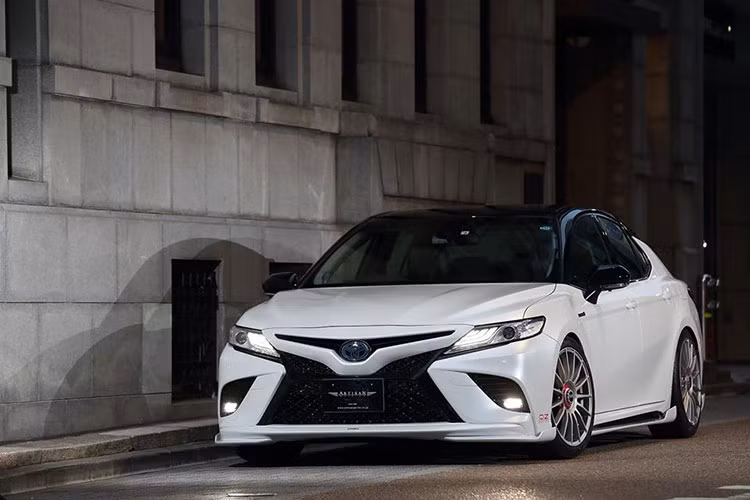 Thế hệ Toyota Camry 2019 mới nhất dường như đã khắc phục được điểm yếu mỹ quan bên ngoài, đặc biệt là khi so sánh với những người tiền nhiệm lái tốt nhưng chỉ có tính thiết kế “trung bình” của chúng, và đã thuyết phục được cả những người mua khó tính trước kia.