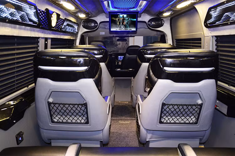 Hàng ghế băng ba sau cùng có gác tay riêng biệt cho từng người tạo sự riêng tư, khi không có nhu cầu sử dụng có thể gấp lại tuỳ ý.