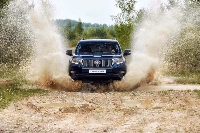 Được phân phối tại thị trường Anh Quốc với 7 phiên bản khác nhau, đi kèm giá bán dao động từ 32.795 - 52.295 Bảng Anh (tương đương từ 1,03 đến 1,64 tỷ đồng), theo hãng xe ôtô Toyota cho hay, Land Cruiser 2018 sẽ đến tay các khách hàng ngay trong tháng 1/2018 này. Hiện mẫu xe này vẫn chưa có thông tin ra mắt chính hãng tại thị trường Việt Nam