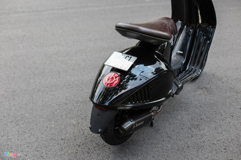 Xe được bọc lại yên với màu nâu đen trang nhã. Bộ phận pát gắn thùng phía sau được chủ nhân thay thế thành pát gắn biển số khác nguyên bản.