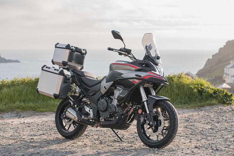 Sau màn ra mắt đầy hấp dẫn của mẫu xe Adventure đến từ Trung Quốc mang tên CFMoto 800MT, những mẫu xe mô tô đến từ phương Bắc ngày càng được quan tâm khi đạt chất lượng rất tốt. Mới đây, thêm một hãng xe Trung Quốc mang cái tên khá sang chảnh Voge 500DS 2021 mới - mẫu xe Adventure khá giống Honda CB500X và bán tại thị trường Anh Quốc với mức giá hấp dẫn.