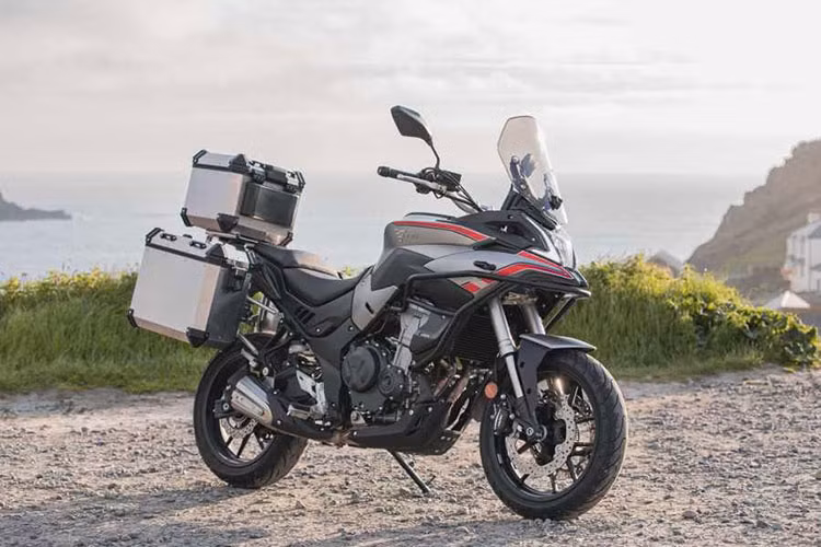 Sau màn ra mắt đầy hấp dẫn của mẫu xe Adventure đến từ Trung Quốc mang tên CFMoto 800MT, những mẫu xe mô tô đến từ phương Bắc ngày càng được quan tâm khi đạt chất lượng rất tốt. Mới đây, thêm một hãng xe Trung Quốc mang cái tên khá sang chảnh Voge 500DS 2021 mới - mẫu xe Adventure khá giống Honda CB500X và bán tại thị trường Anh Quốc với mức giá hấp dẫn.