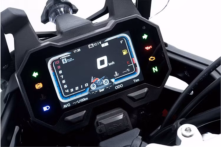 Thế nhưng, Voge 500DS của Trung Quốc lại đẹp hơn so với đối thủ đến từ Nhật Bản đôi phần khi sở hữu các đường nét dày dặn, hài hòa cùng dàn trang bị đèn hiện đại hơn "đối thủ" đến từ Nhật Bản.