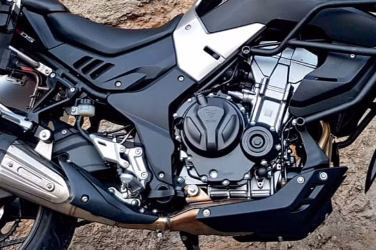 Trọng lượng khô của chiếc xe môtô Voge 500DS của Trung Quốc khá cao ở mức 188kg, chiều cao yên 815mm và bình xăng lớn dung tích 17 lít.