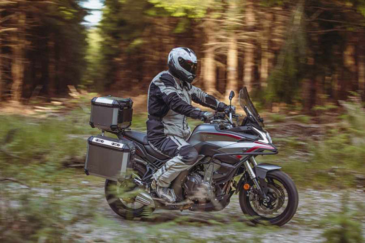 Được hoàn thiện bởi thương hiệu cao cấp Voge, mẫu xe cũng sở hữu loạt trang bị an toàn hiện đại như phuộc KYB, phanh Nissin, ABS, lốp Pirelli, hệ thống phun xăng điện tử của Bosch và màn hình hiển thị dạng màu TFT đẹp mắt.