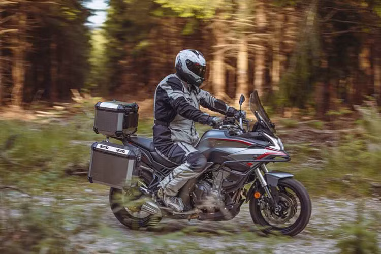 Được hoàn thiện bởi thương hiệu cao cấp Voge, mẫu xe cũng sở hữu loạt trang bị an toàn hiện đại như phuộc KYB, phanh Nissin, ABS, lốp Pirelli, hệ thống phun xăng điện tử của Bosch và màn hình hiển thị dạng màu TFT đẹp mắt.