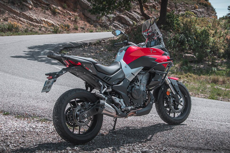 Theo đó, thương hiệu xe máy Voge mới chỉ được thành lập từ năm 2018 và là một trong những hãng con của Loncin Trung Quốc. Nhắc đến Loncin, không thể không nhắc đến thành tựu của công ty này với danh hiệu là một trong những nhà sản xuất mô tô, xe máy lớn nhất thế giới khi bán và sản xuất xe máy từ năm 1983 tại hơn 100 quốc gia.