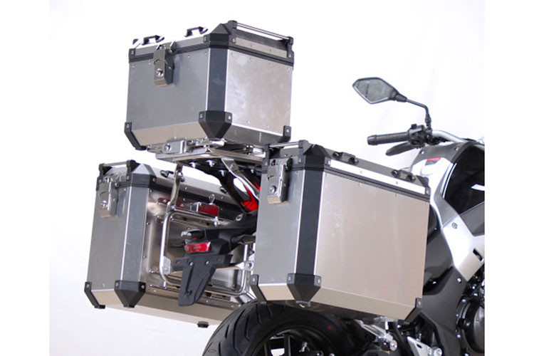 Tất nhiên, là một mẫu xe việt dã nên 500DS cũng được trang bị đầy đủ với kính chắn gió cao, khung chống đổ, thùng chứa đổ và ốp bảo vệ gầm máy cùng dáng lái vô cùng thoải mái.