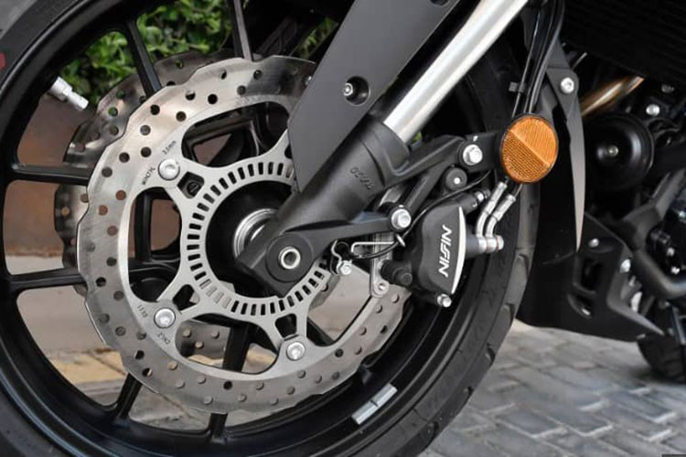 Ở sức mạnh, chiếc Adventure tầm trung này sở hữu khối động cơ khá giống với Honda CB500X ở dạng xy-lanh đôi làm mát nước, dung tích 500cc, cho sức mạnh 46,2 mã lực tại 8.500 vòng tua/phút và mô-men xoắn cực đại 42,5 Nm tại 7.000 vòng tua/phút.