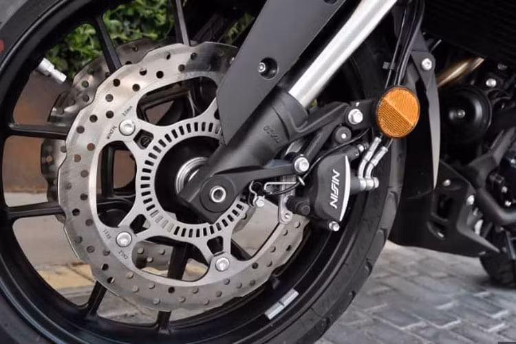 Ở sức mạnh, chiếc Adventure tầm trung này sở hữu khối động cơ khá giống với Honda CB500X ở dạng xy-lanh đôi làm mát nước, dung tích 500cc, cho sức mạnh 46,2 mã lực tại 8.500 vòng tua/phút và mô-men xoắn cực đại 42,5 Nm tại 7.000 vòng tua/phút.