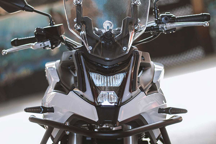 Trên mẫu xe môtô Voge 500DS hoàn toàn mới, đây là một mẫu xe Adventure tầm trung có thiết kế khá đẹp mắt và sở hữu kiểu dáng cao ráo, gọn gàng tương tự với Honda CB500X.