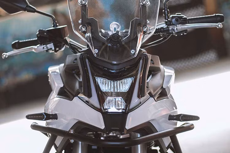 Trên mẫu xe môtô Voge 500DS hoàn toàn mới, đây là một mẫu xe Adventure tầm trung có thiết kế khá đẹp mắt và sở hữu kiểu dáng cao ráo, gọn gàng tương tự với Honda CB500X.