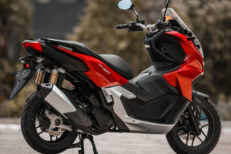 Theo đó, phiên bản 2025 của mẫu tay ga này được cập nhật thêm 3 lựa chọn màu sắc mới là Millennium Red, Asteroid Black Metallic và Pearl Smoky Gray.