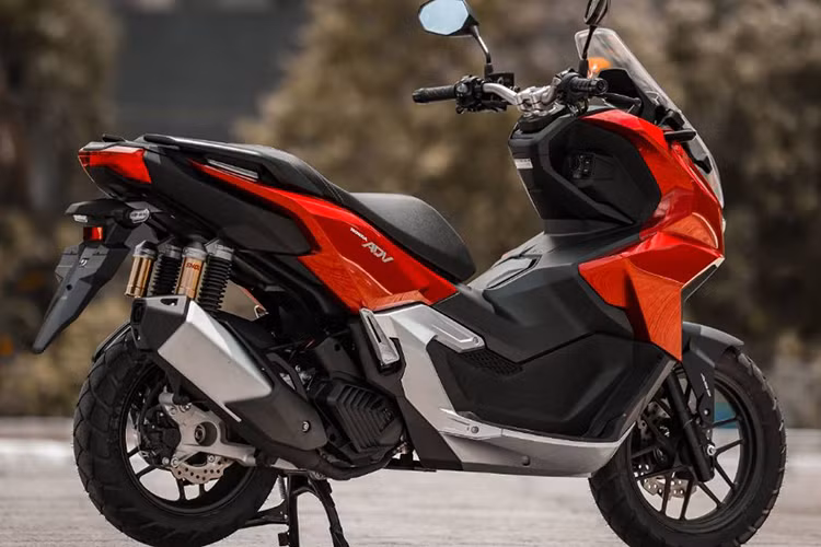 Theo đó, phiên bản 2025 của mẫu tay ga này được cập nhật thêm 3 lựa chọn màu sắc mới là Millennium Red, Asteroid Black Metallic và Pearl Smoky Gray.