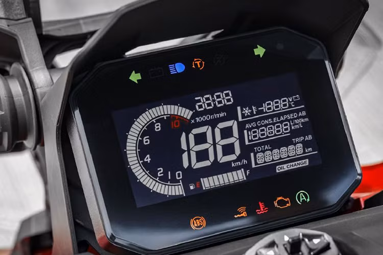 Kính chắn gió trước cao và có tích hợp chỉnh điện bằng nút bấm ở tay lái. ADV160 2025 cũng được trang bị cụm đồng hồ kỹ thuật số LCD hiển thị đầy đủ các thông số máy.