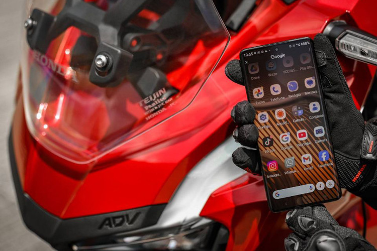 Xe sở hữu cặp đèn pha kép tạo sự hầm hố cho mặt trước, cùng với toàn bộ hệ thống đèn chiếu sáng trên xe đều dùng công nghệ LED hiện đại.