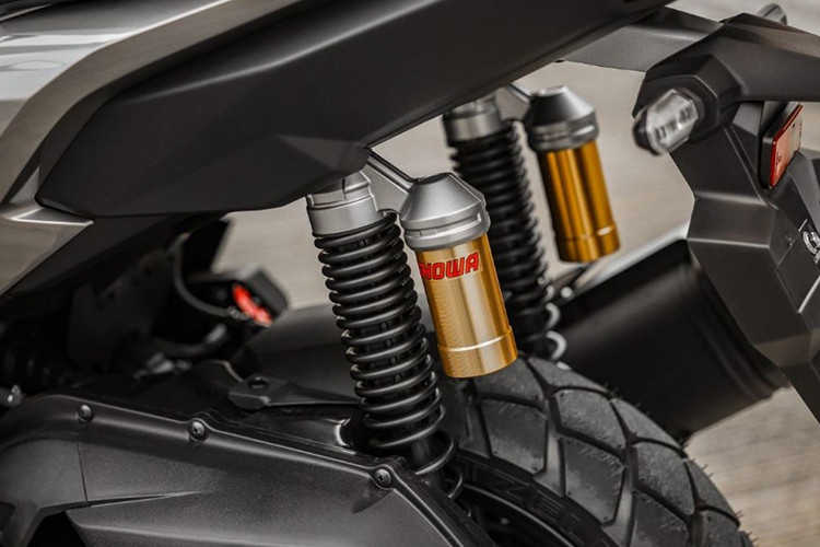 ADV160 2025 cũng được trang bị hệ thống giảm xóc trước hành trình ngược từ Showa, phía sau là giảm xóc lò xo cùng thương hiệu tạo ra sự ổn định cho xe khi vận hành.