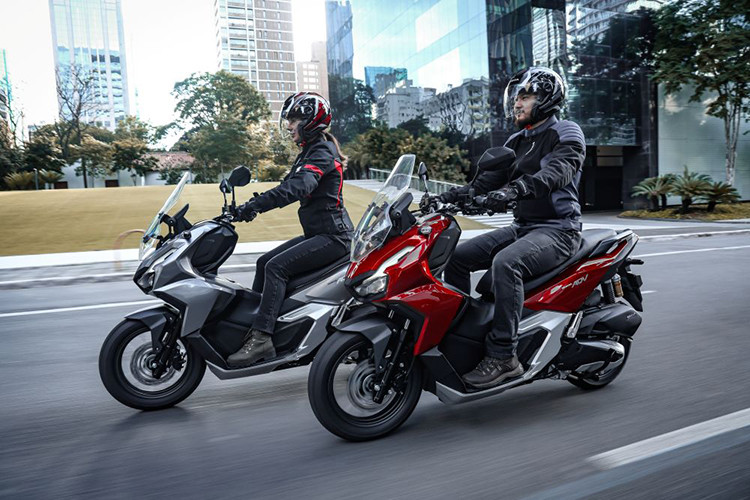 Về sức mạnh, ADV160 2025 tiếp tục sử dụng động cơ eSP+ mới nhất, dung tích 156.9cc, làm mát bằng chất lỏng, cho công suất tối đa 16 mã lực (PS) ở 8,500 vòng/phút, mô-men xoắn cực đại 15 Nm ở 6,500 vòng/phút.